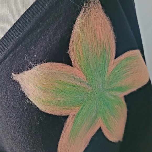 Aaeda V Neck Sweater Knit Compression with Natural Stretch Felted Flowers Sz 3X - Picture 8 of 8